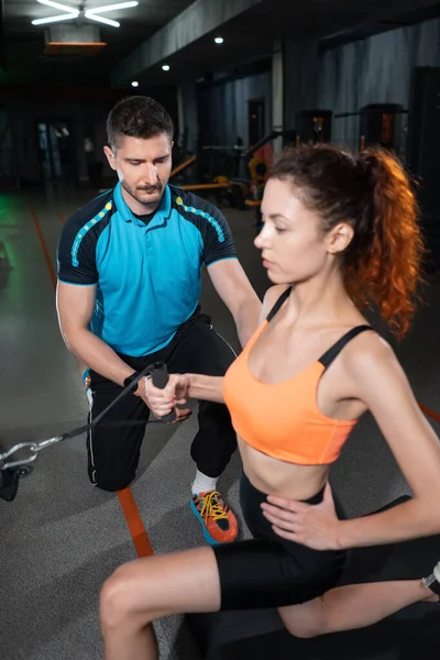 Aantrekkelijke Vrouwelijke Workout Met Roeitoestel Met Instructeur Fitnessclub — Stockfoto