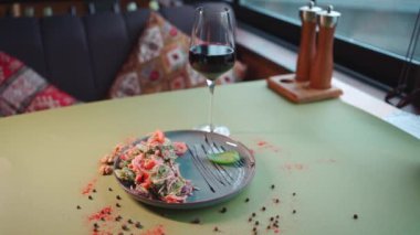 Lokantada taze sebze salatası, fındık ve balzamik sos.