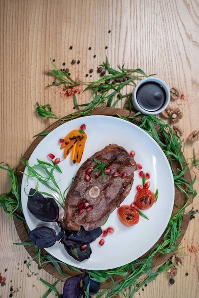 Vue Dessus Steak Viande Rôtie Avec Romarin Tomate Sur Une — Photo