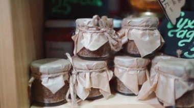 Konteynırlardaki farklı doğal çeşnilerin ya da aromatik baharatların çeşitliliği