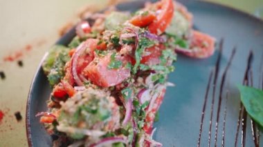 Fındık ve balzamik soslu taze sebze salatası.