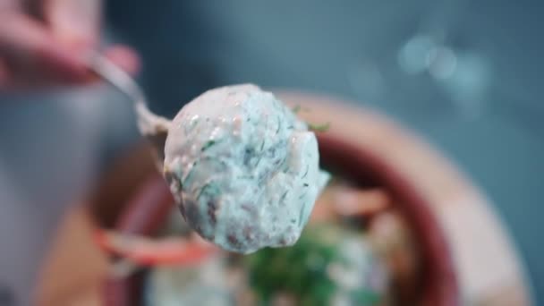 Garpu Dengan Champignon Dengan Saus Keju Atau Krim Asam Dan — Stok Video