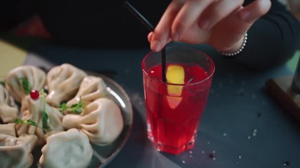 Kafkasyalı Köfte Yiyen Restoranda Içen Bir Kadın — Stok video