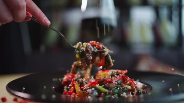 Їжа Змішаного Салату Грибами Помідорами Кунжутом Ресторані — стокове відео