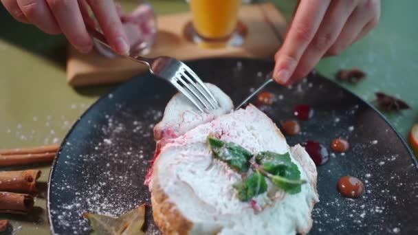 Wanita Makan Makanan Penutup Musim Panas Dengan Isian Krim Keju — Stok Video