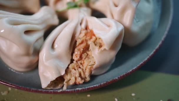 Primer Plano Sabroso Dumpling Caucásico Con Relleno Carne Res Mesa — Vídeo de stock