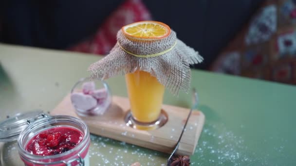 Doce Sobremesa Cremosa Com Morango Cereja Bebida Frutas Caneca Vidro — Vídeo de Stock
