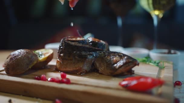 焼きサバや焼き魚をレストランのテーブルの上に置いて — ストック動画