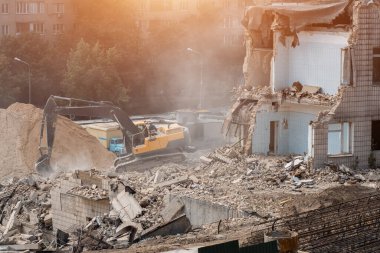 Buldozer yeni tuğla kule inşaatı yakınlarındaki evi harabeye çevirdi