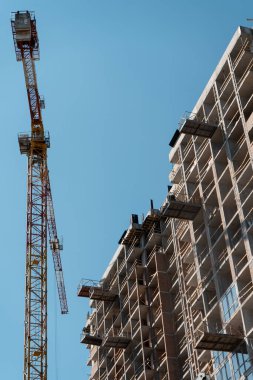 Büyük kasabada yeni bir modern ev inşa ediliyor.