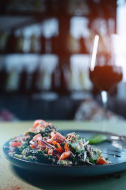 Kırmızı soğan ve fındık soslu taze sebze salatası.