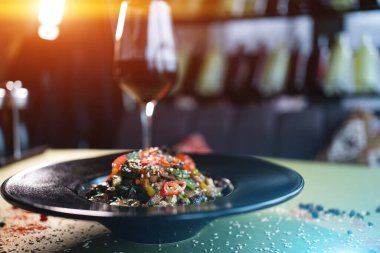 Biftek, dolma biber, mantar ve susamlı karışık salata.