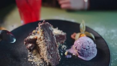 kaşık kaşık ile yakın plan kadın Napolyon çikolatalı puf böreği yiyor kafede