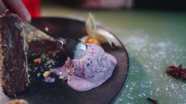 Closeup Του Χεριού Κουτάλι Τρώνε Napoleon Σοκολάτα Παγωτό Στο Καφέ — Αρχείο Βίντεο