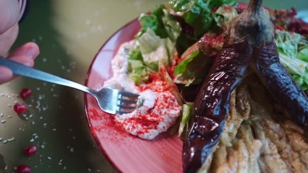 Hand Met Vork Zet Saus Gegrilde Aubergine Met Paprika Sla — Stockvideo