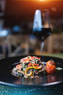 Biftek, dolma biber, mantar ve susamlı karışık salata.