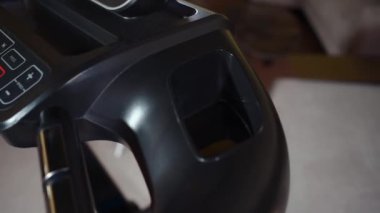 Bardak tutucuyu kapat ve eğitim makinesinin veya koşu bandının sapını tut