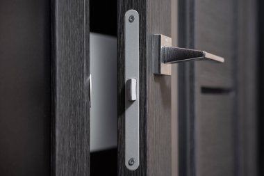 Ahşap kısımda şık kapı kilidi