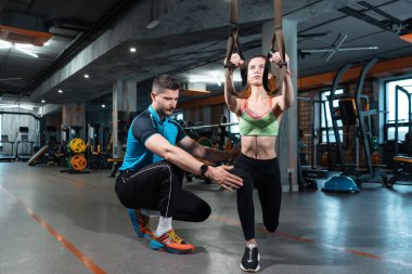 Spor malzemeleriyle spor salonunda güzel bir kadın egzersizi.