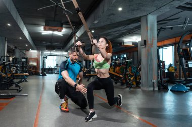 Spor malzemeleriyle spor salonunda güzel bir kadın egzersizi.