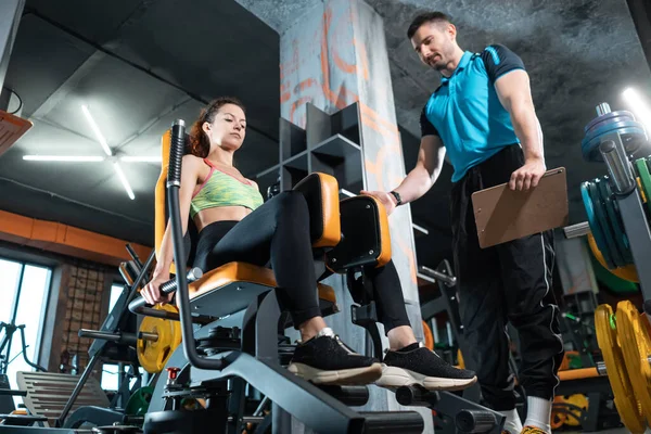 Aantrekkelijke Vrouwelijke Trainingsheupen Open Met Instructeur Fitnessclub — Stockfoto