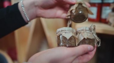 Konteynırlardaki farklı doğal çeşnilerin ya da aromatik baharatların çeşitliliği