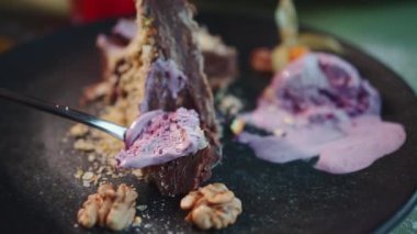 kaşık ile yakın plan çikolatalı Napolyon 'u dondurmalı kafe ile ye