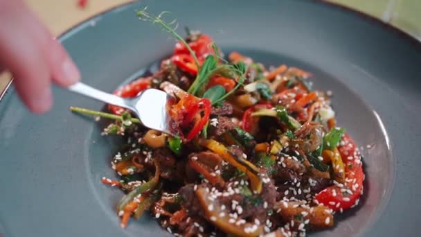 Їжа Змішаного Салату Грибами Болгарським Перцем Кунжутом Ресторані — стокове відео