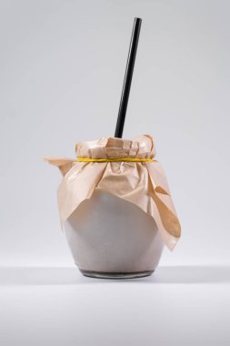 Taze yoğurtlu kase veya beyaz arka planda izole edilmiş milkshake.