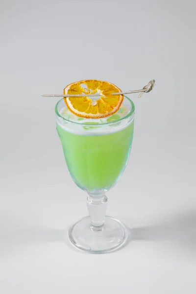 Bebida Fria Com Licor Verde Citrinos Sobre Fundo Branco — Fotografia de Stock