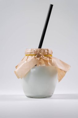 Taze yoğurtlu kase veya beyaz arka planda izole edilmiş milkshake.