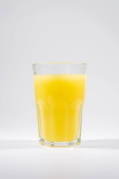 Leckere Süße Eisgekühlte Saftige Und Fruchtgetränk Mit Zitrone Weißer Hintergrund — Stockfoto