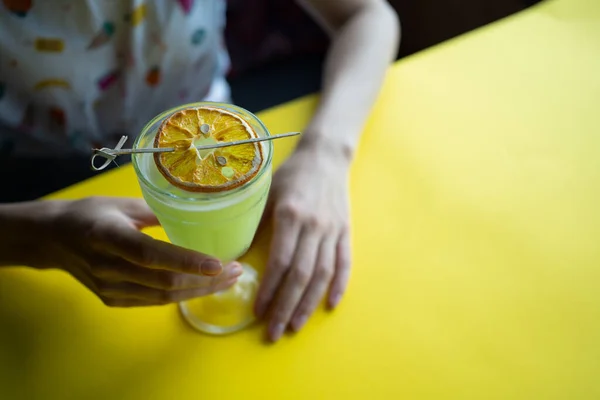 Vrouw Drinkt Koud Drankje Met Groene Likeur Citrus Restaurant — Stockfoto