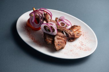 Kemik ve biberli taze ızgara kaburga eti, kemik iliği, soğan, gri arka plan