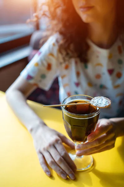 Ragazza Che Beve Alcol Fresco Cocktail Marrone Nel Ristorante — Foto Stock