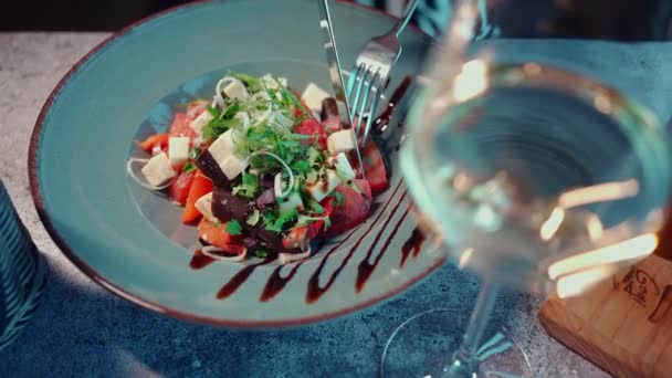 Deliciosa Cena Restaurante Georgiano Ensalada Verduras Saludables Con Queso Feta — Vídeo de stock