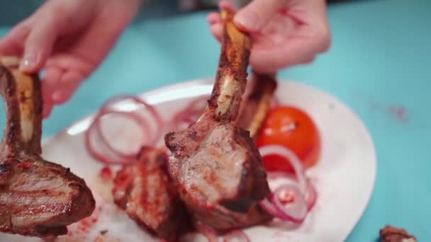 Mensen Die Grill Ribvlees Met Beenderen Peper Merg Eten — Stockvideo