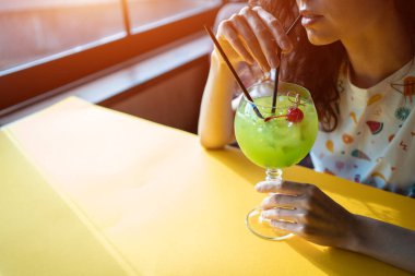 yeşil de kuyper kokteyli beyaz arka planda likör