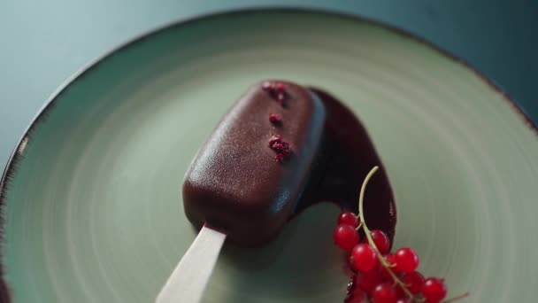 Doce Bolo Queijo Picolé Vara Com Esmalte Chocolate Escuro Recheio — Vídeo de Stock
