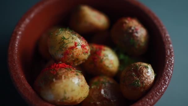 감자를 어두운 배경에 항아리에 파프리카를 맛있는 식당에서 — 비디오