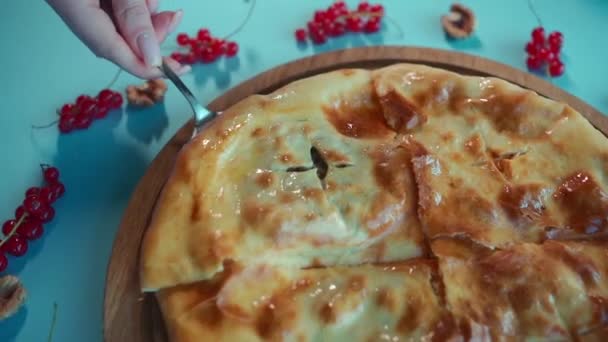 Pessoa Leva Torta Massa Com Carne Queijo Crosta Assada Jantar — Vídeo de Stock