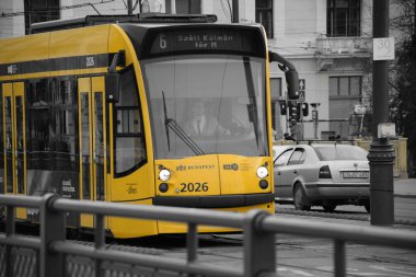 Macaristan 'ın başkenti Budapeşte' deki Margit Köprüsü 'nden geçen tramvay.