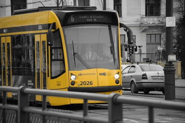 Tram Gaat Margit Brug Hoofdstad Van Hongarije Boedapest — Stockfoto