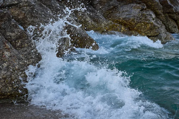 Wave Hitting Rock Beach Greece — ストック写真