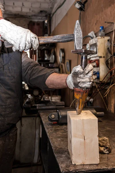 Ξυλουργός στο ξυλουργείο του. Antica spacca legno. Εργάτης ξυλουργός — Φωτογραφία Αρχείου