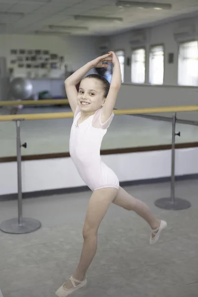 Menina Bonito Bailarina Criança Tutu Rosa Pálido Sapatos Balé Praticando — Fotografia de Stock