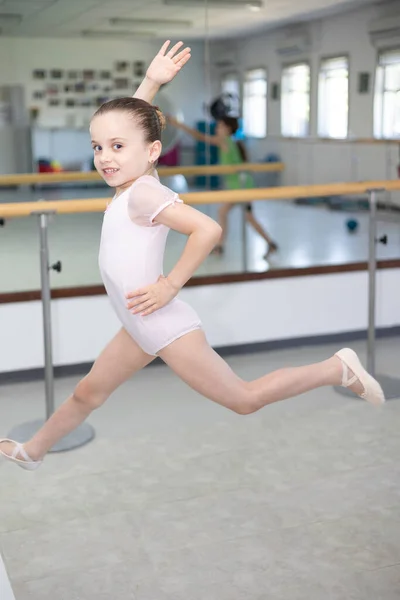 Menina Bonito Bailarina Criança Tutu Rosa Pálido Sapatos Balé Praticando — Fotografia de Stock
