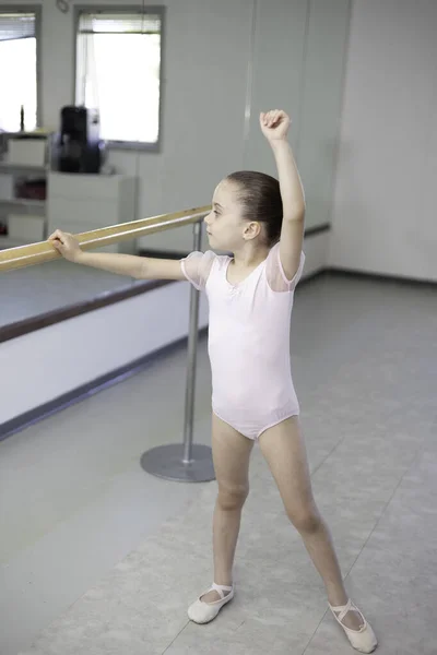Pequena Menina Bailarina Criança Tutu Rosa Pálido Sapatos Balé Praticando — Fotografia de Stock