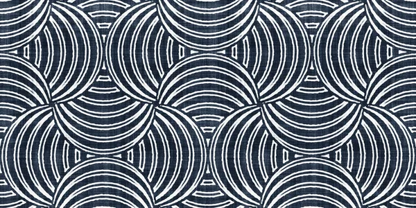 ラフなリネンの質感に現代の幾何学的光学錯視サークルパターンのシームレスなヴィンテージミッド世紀 トレンディーなダークインディゴブルーデニムと白のバティック部族の民族のインテリアとファッション表面のデザイン — ストック写真