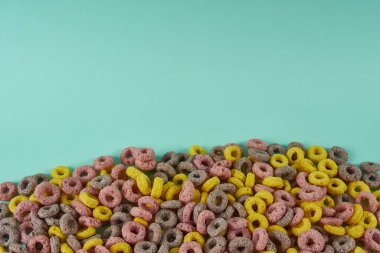 Bir turkuaz arka planda dağılmış halkalar.